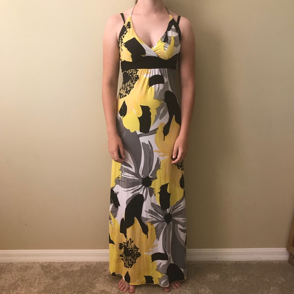 Pretty Maxi Dress Size Small - Body Central